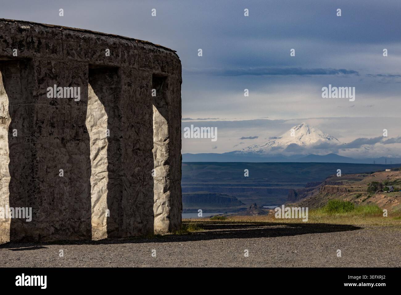 Goldendale WA USA 21 aprile 2026 Stonehenge Veterans Memorial con Mt Baker in lontananza Foto Stock