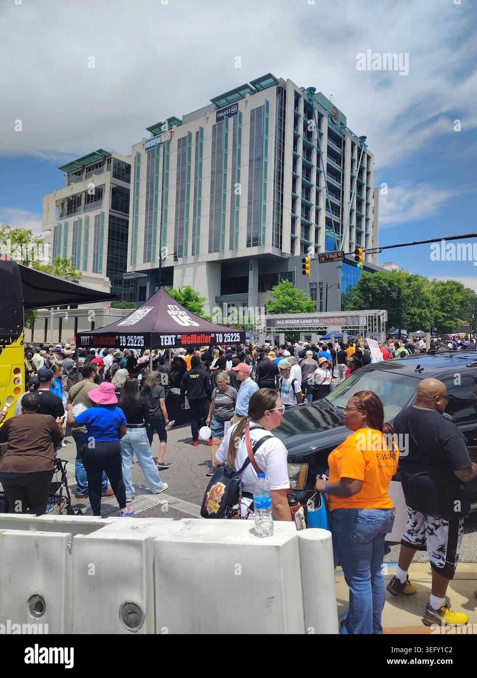 Montgomery, Alabama - 16 MAGGIO: I manifestanti si riuniscono fuori dal Campidoglio dell'Alabama per la protesta per i diritti di voto "All Roads Leads to the South" 5/16/26 Foto Stock