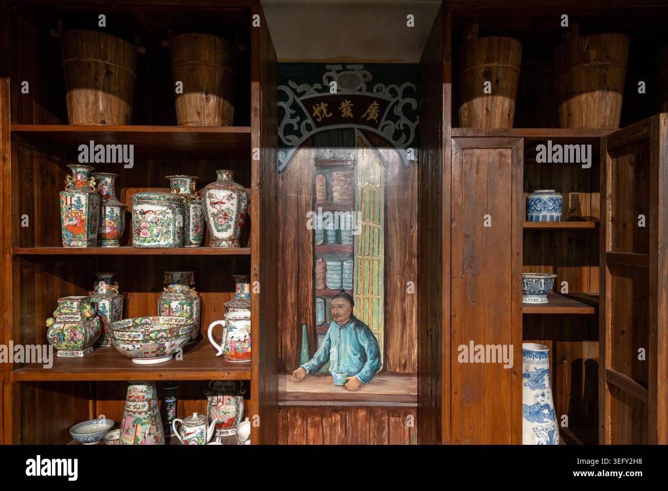 Negozio tradizionale di porcellane di Canton ricostruito - esposizione storica del commercio di ceramiche cinesi al Museo dei tredici Hongs di Guangzhou Foto Stock