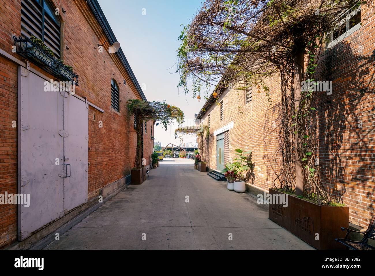 Storici magazzini britannici in mattoni rossi al Taigucang Wharf, un monumento storico industriale secolare vicino al fiume delle Perle, Guangzhou, Cina Foto Stock