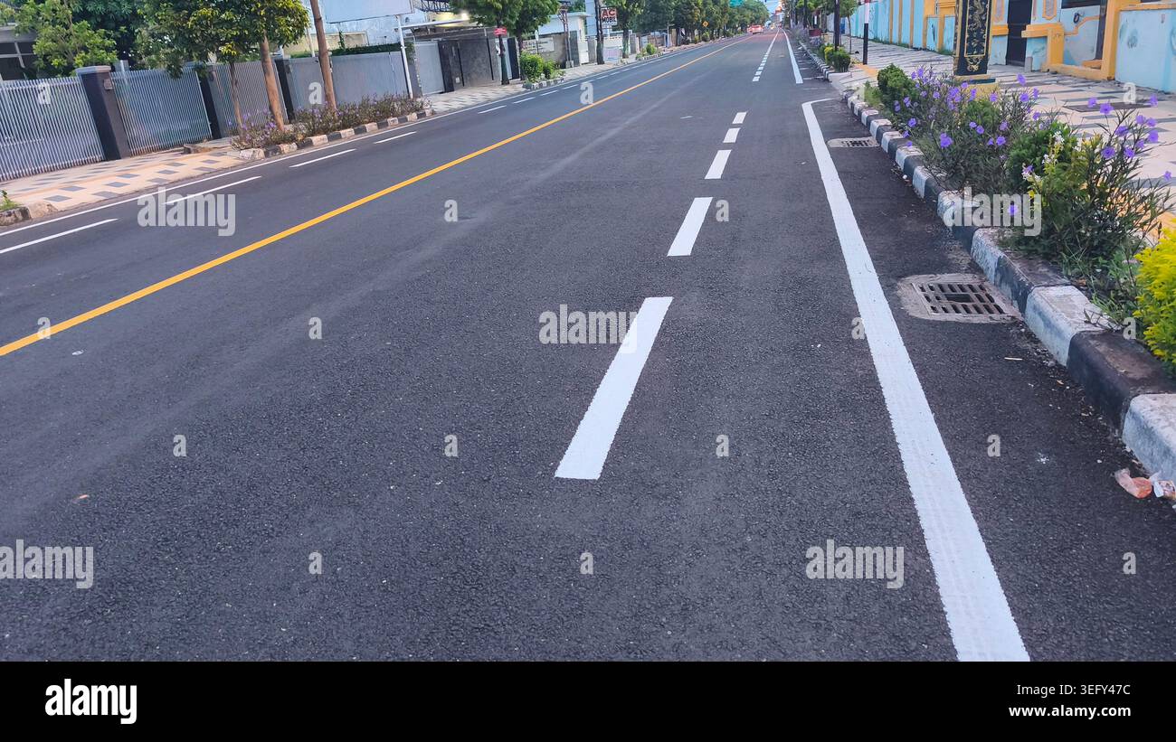 strade pavimentate di recente che sono ancora in buone condizioni nel paese Foto Stock
