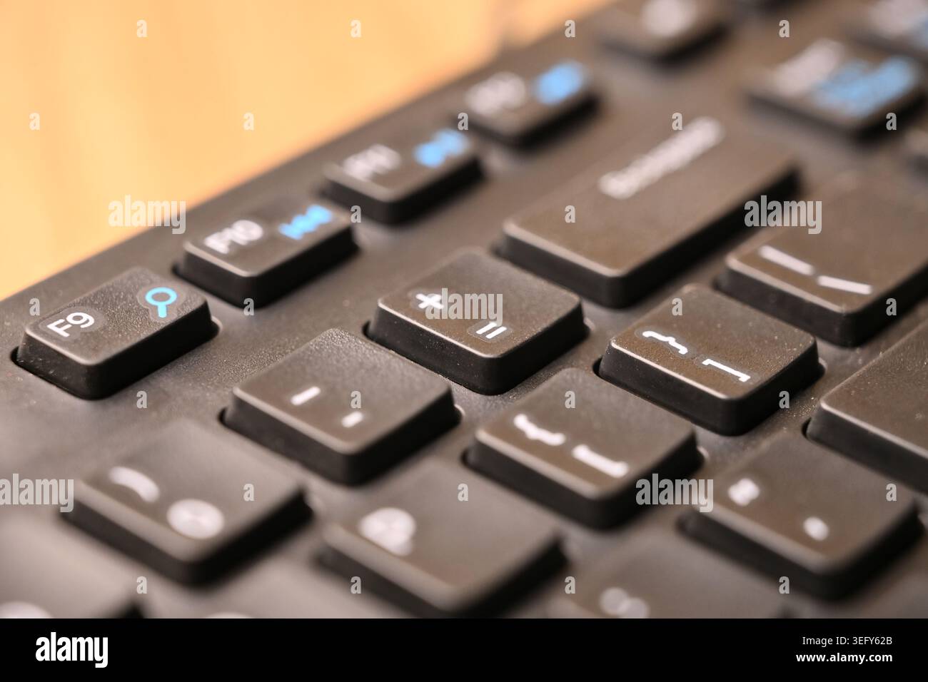 L'evidenziazione macro della tastiera nera del computer è uguale a e tasto più con sfondi morbidi sfocati Vista dall'alto angolata Foto Stock