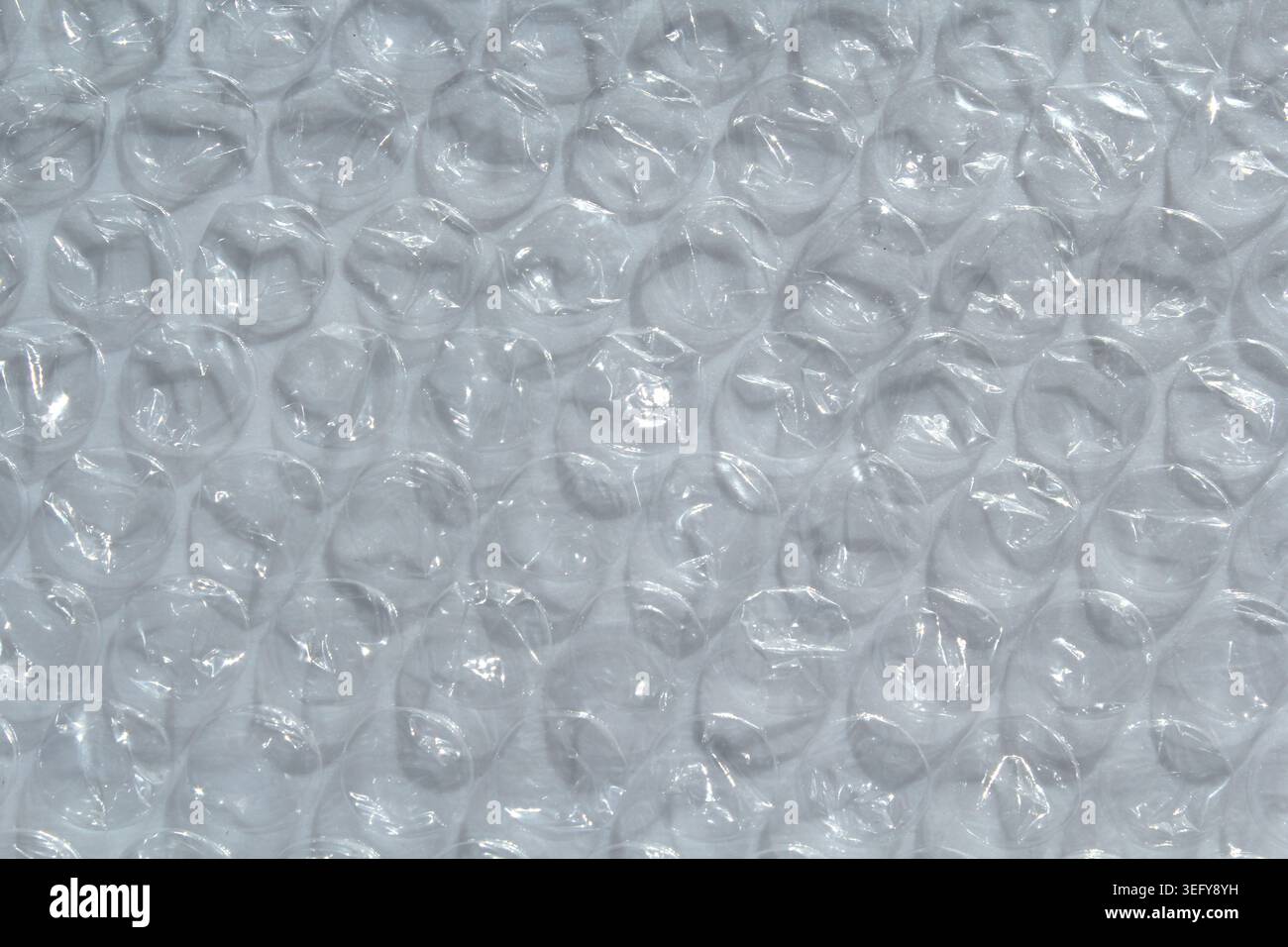 Un primo piano di fogli di plastica trasparente a bolle d'aria utilizzati per imballare articoli fragili Foto Stock