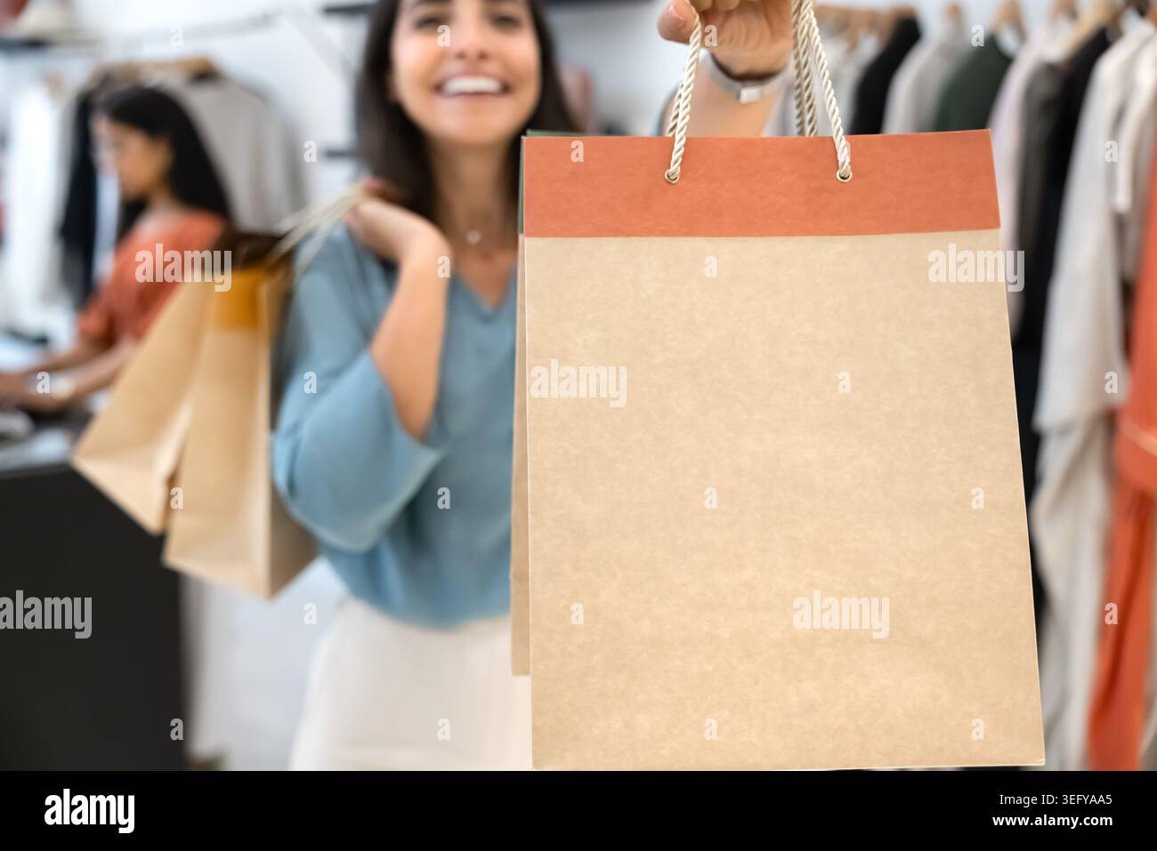 Giovane donna sorridente degli anni '30 che regge la borsa della spesa Foto Stock