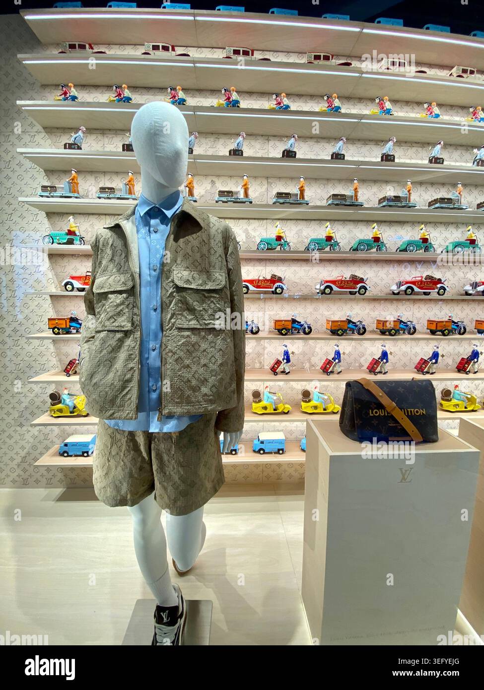 Vetrina del negozio Louis Vuitton, estate 2026 Foto Stock