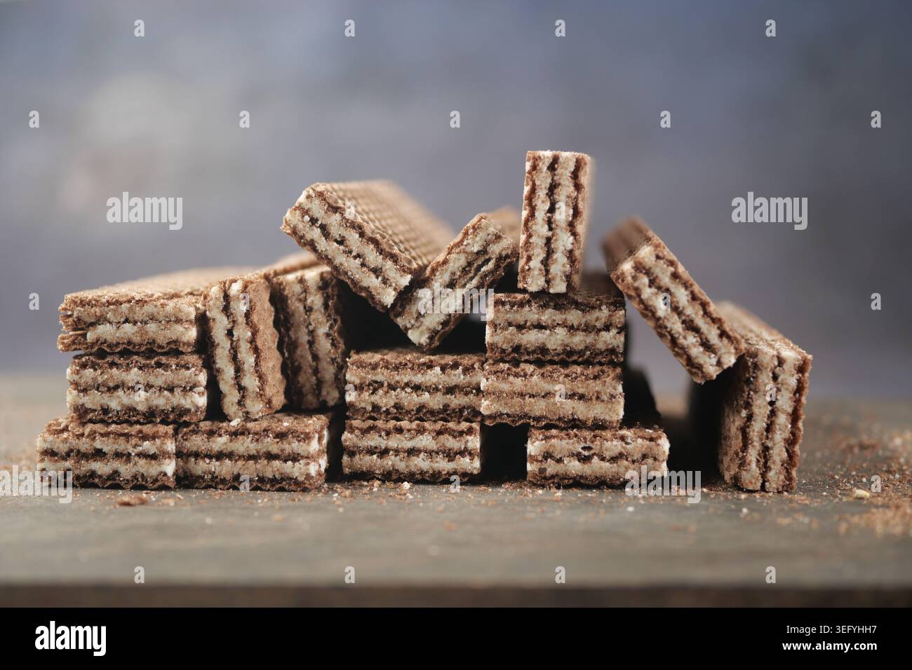 Cialde di cioccolato impilate su un tavolo in un ambiente semplice Foto Stock