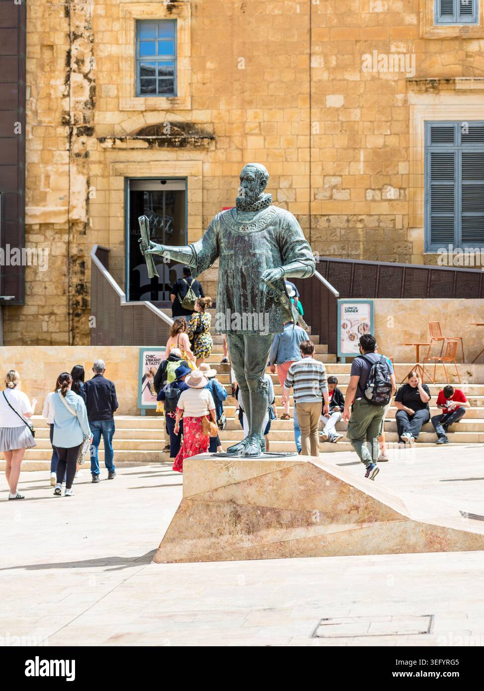 La Valletta, Malta - 16 maggio 2025: Monumento al Gran Maestro Jean Parisot de Valette a la Valletta, Malta, circondato da turisti e storici archi calcarei Foto Stock