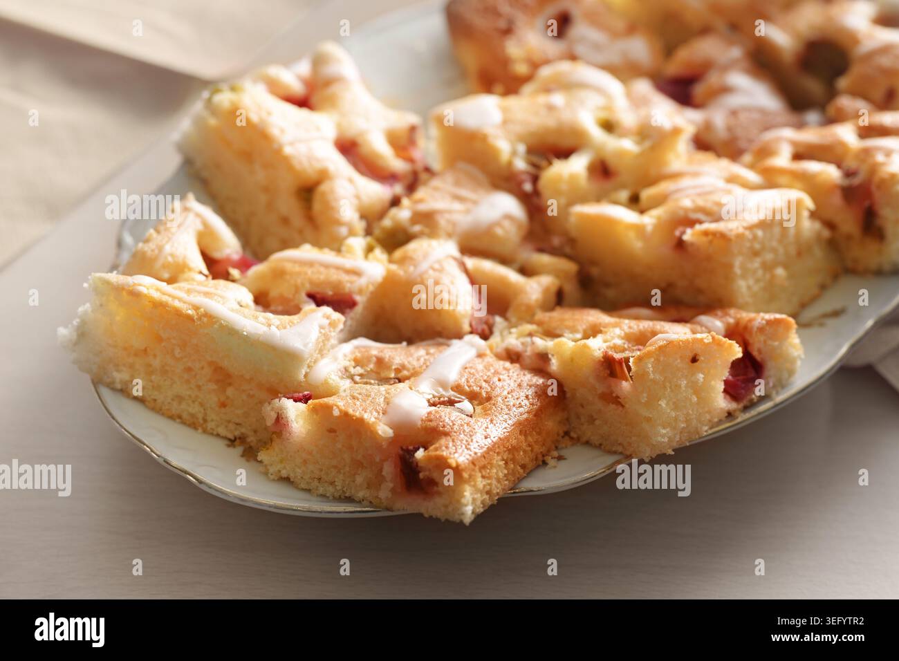 Torta al ciliegio sommersa, una torta di spugna umida con ciliegie in scatola, servita su un piatto vintage, focalizzazione selezionata, stretta profondità di campo Foto Stock
