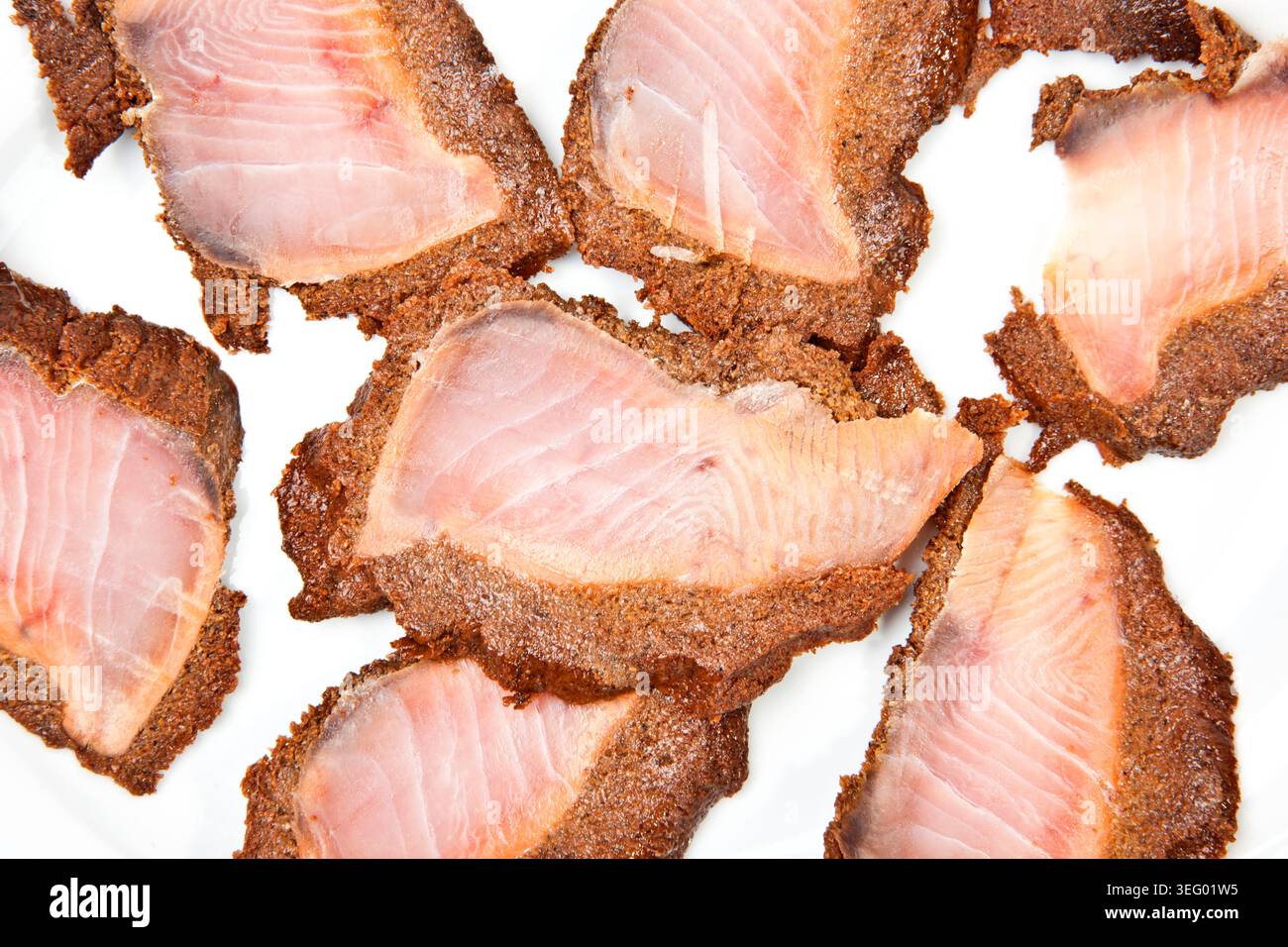 Fette di pancetta di pesce croccanti servite su un piatto, piatto di frutti di mare gourmet con texture affumicata e alto contenuto proteico Foto Stock