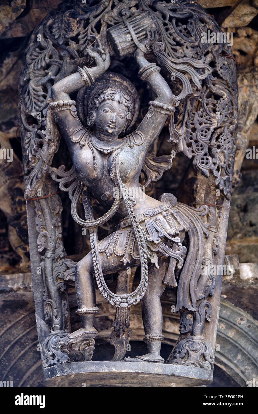 India, Karnataka, Halebid, il tempio Hoysaleswara (architettura Hoysala), le sue pareti sono ricoperte da altorilievi e sculture di divinità indù Foto Stock
