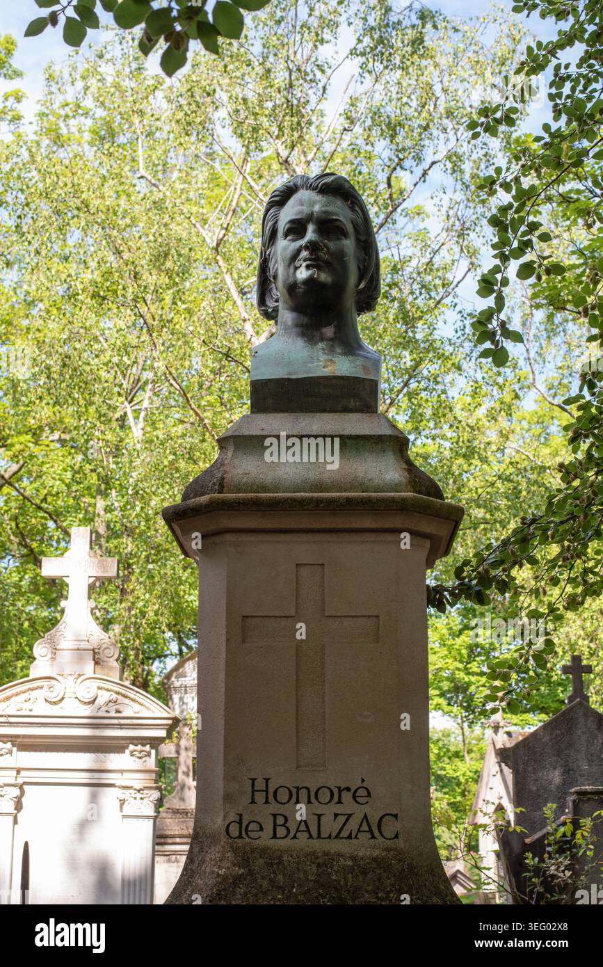 Fu sepolto e busto in bronzo del romanziere e drammaturgo francese Honoré de Balzac nel cimitero di Père Lachaise nel XX arrondissement di Parigi Foto Stock