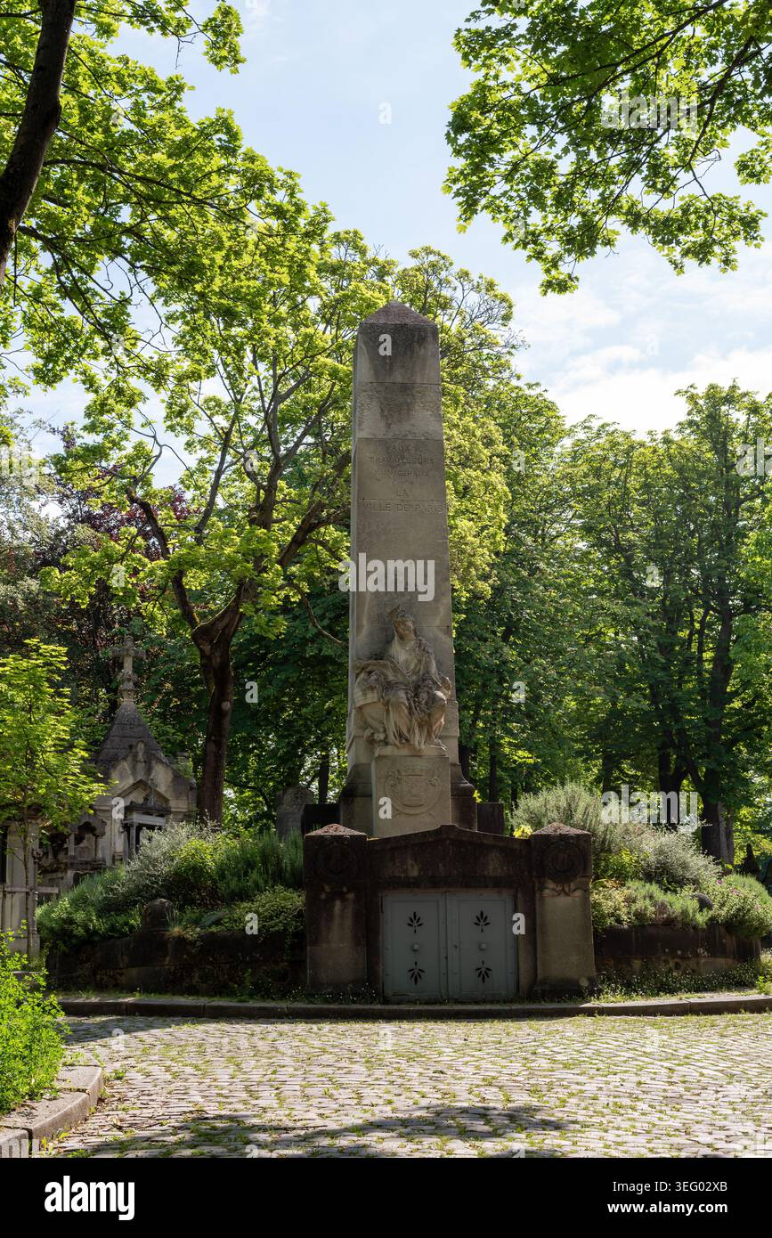 Monumento dei lavoratori municipali nel cimitero di Père-Lachaise, un monumento di guerra dedicato ai lavoratori municipali della città di Parigi che morirono in servizio Foto Stock