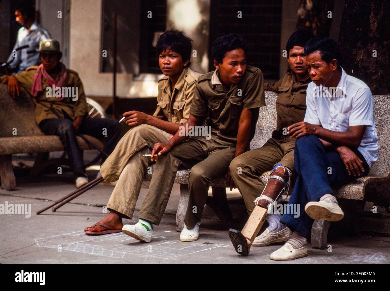 Cambogia: Ai soldati cambogiani che hanno perso le gambe nei combattimenti contro i gruppi di resistenza al confine viene insegnato a camminare di nuovo al centro di riabilitazione OHI, Phnom Penh. Foto Stock