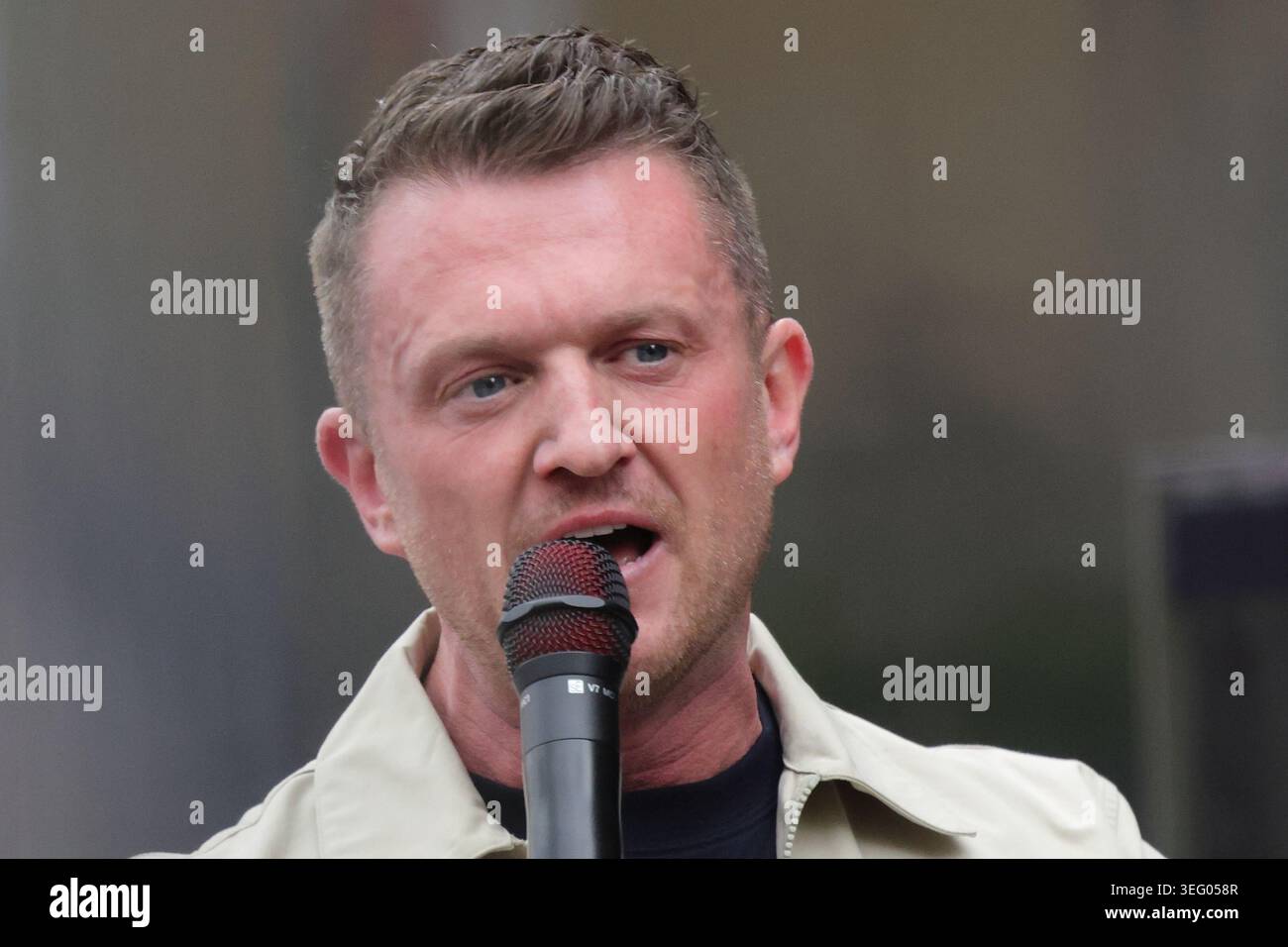 Londra, Regno Unito, 16 maggio 2026. L'attivista di estrema destra Stephen Yaxley-Lennon, meglio conosciuto come Tommy Robinson, ha chiamato a una marcia "Unite the Kingdom" a Londra in mezzo a una presenza policial senza precedenti. Foto Stock