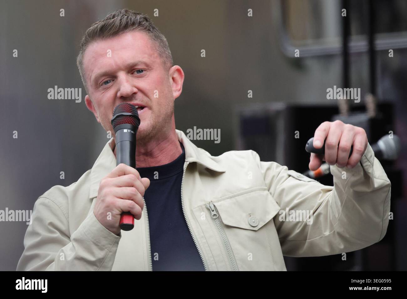 Londra, Regno Unito, 16 maggio 2026. L'attivista di estrema destra Stephen Yaxley-Lennon, meglio conosciuto come Tommy Robinson, ha chiamato a una marcia "Unite the Kingdom" a Londra in mezzo a una presenza policial senza precedenti. Foto Stock
