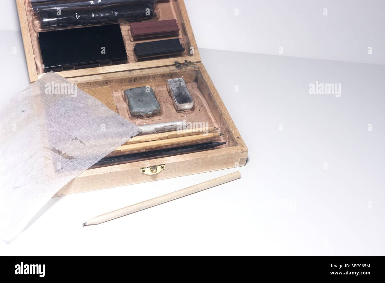 Un kit con tutti gli strumenti necessari per imparare a disegnare. Foto Stock