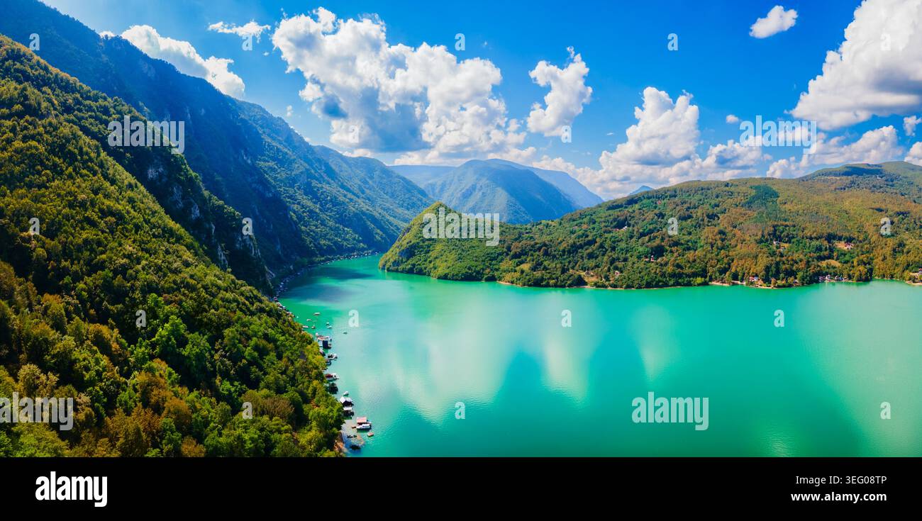 Vista panoramica aerea del lago Perucac sul fiume Drina al confine tra Serbia e Bosnia Foto Stock