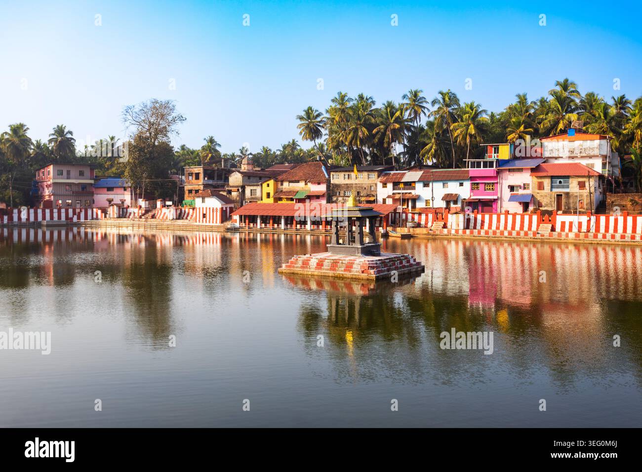 Stagno del tempio Kotitheertha o Koti Tirtha a Gokarna. Gokarna è la città costiera nello stato indiano del Karnataka. Foto Stock