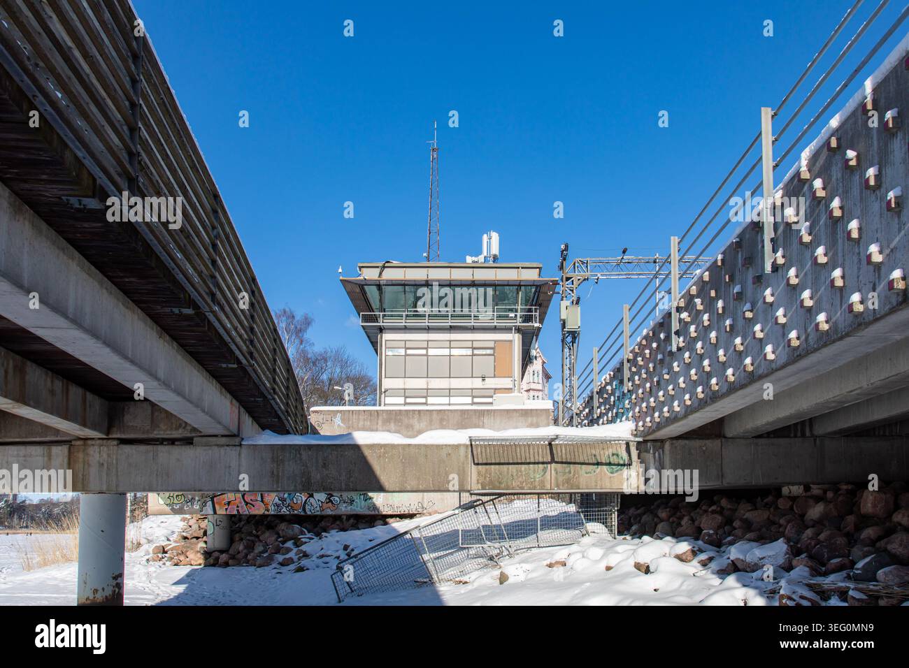 Vista ad angolo basso di un vecchio centro di controllo del traffico ferroviario in una soleggiata giornata invernale nel quartiere Linnunlaulu di Helsinki, Finlandia Foto Stock