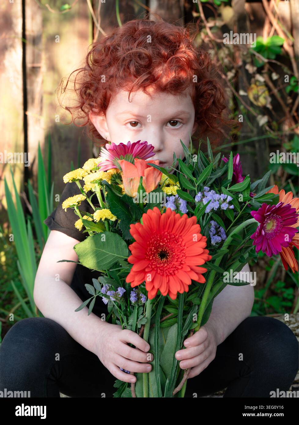 bambino dalla testa rossa Foto Stock