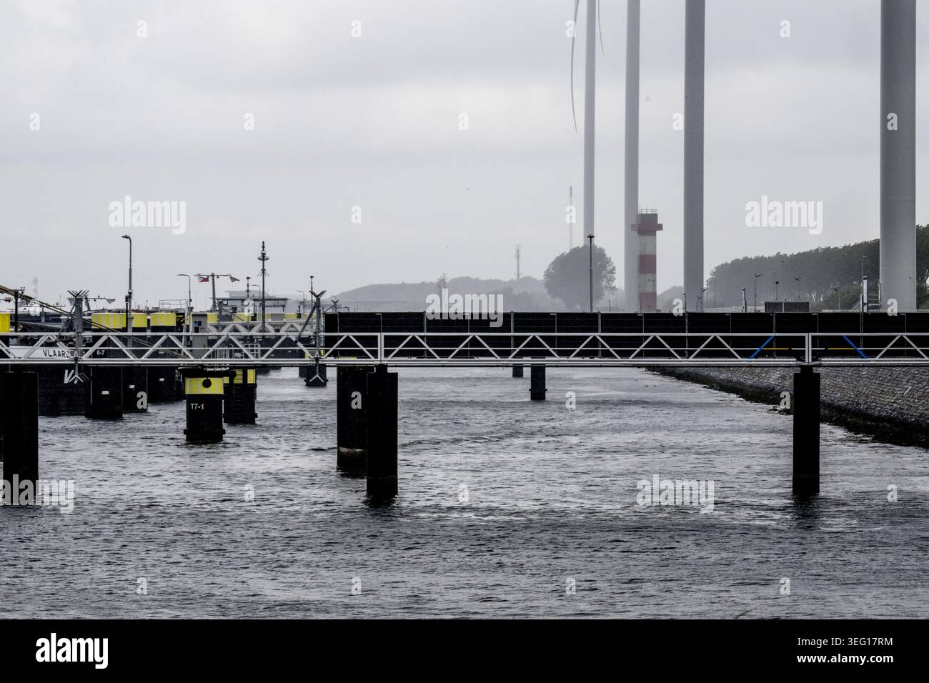 ROTTERDAM - cabine portatili nel porto di Rotterdam, nel luogo in cui attracca la nave da crociera m/V Hondius. I membri dell'equipaggio della nave saranno sottoposti a uno screening medico qui e poi andranno in quarantena. Diversi passeggeri dell'Hondius sono stati infettati con l'hantavirus. Tre persone a bordo sono morte. ROBIN UTRECHT / ANP netherlands Out - belgium Out Foto Stock