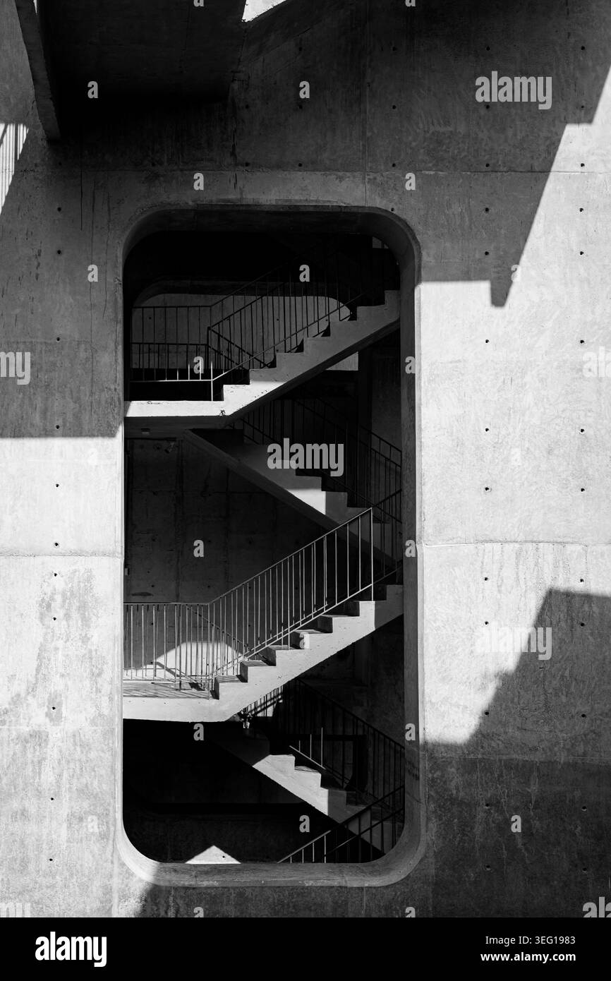 Una scalinata in cemento a più livelli incorniciata all'interno della struttura brutalista di Tamarind Square a Cyberjaya, Malesia. Foto Stock