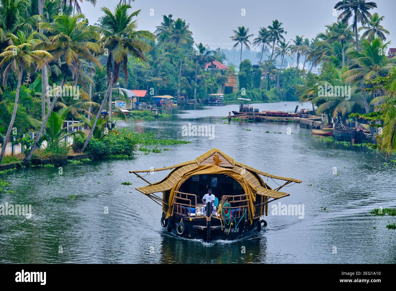 India, stato del Kerala, Alleppey, backwaters, casa galleggiante turistica costruita nello stile delle vecchie barche per il trasporto del riso Foto Stock