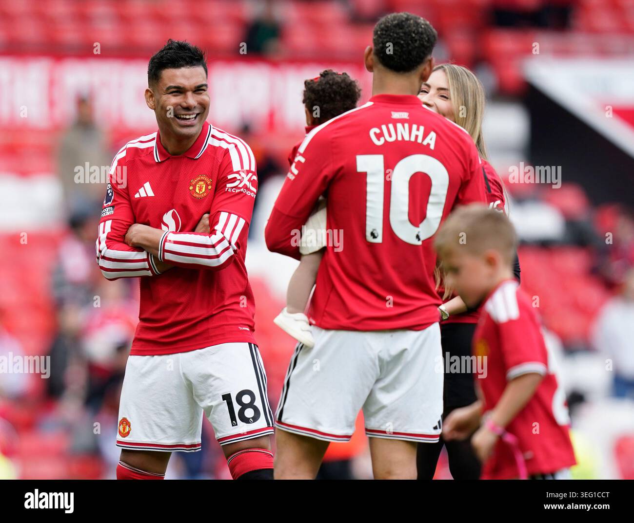 Manchester, Regno Unito. 17 maggio 2026. Casemiro del Manchester United parla con la famiglia e i compagni di squadra mentre si immerge nell'atmosfera della sua ultima partita in casa durante la partita Manchester United vs Nottingham Forest Premier League all'Old Trafford, Manchester. Il credito per immagini dovrebbe essere: Andrew Yates/Sportimage Credit: Sportimage Ltd/Alamy Live News Foto Stock