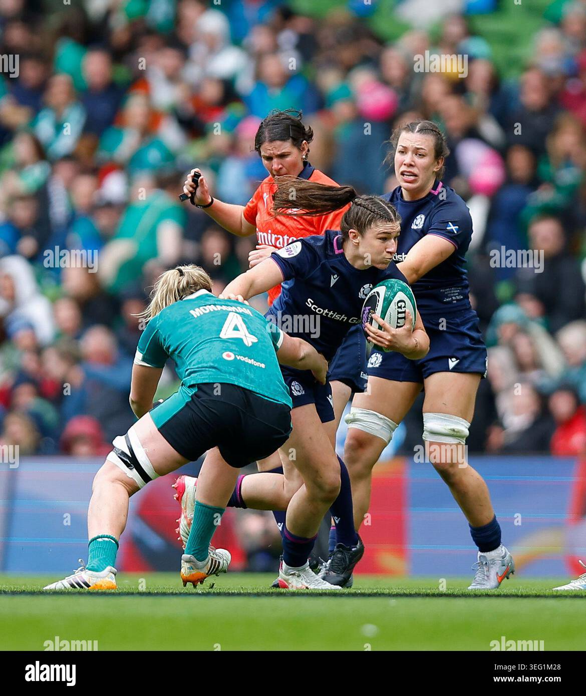 Aviva Stadium, Dublino, Irlanda. 17 maggio 2026. 2026 Womens Six Nations Rugby, Repubblica d'Irlanda contro Scozia; Helen Nelson (c) scozzese è affrontata da Sam Monaghan dell'Irlanda Credit: Action Plus Sports/Alamy Live News Foto Stock