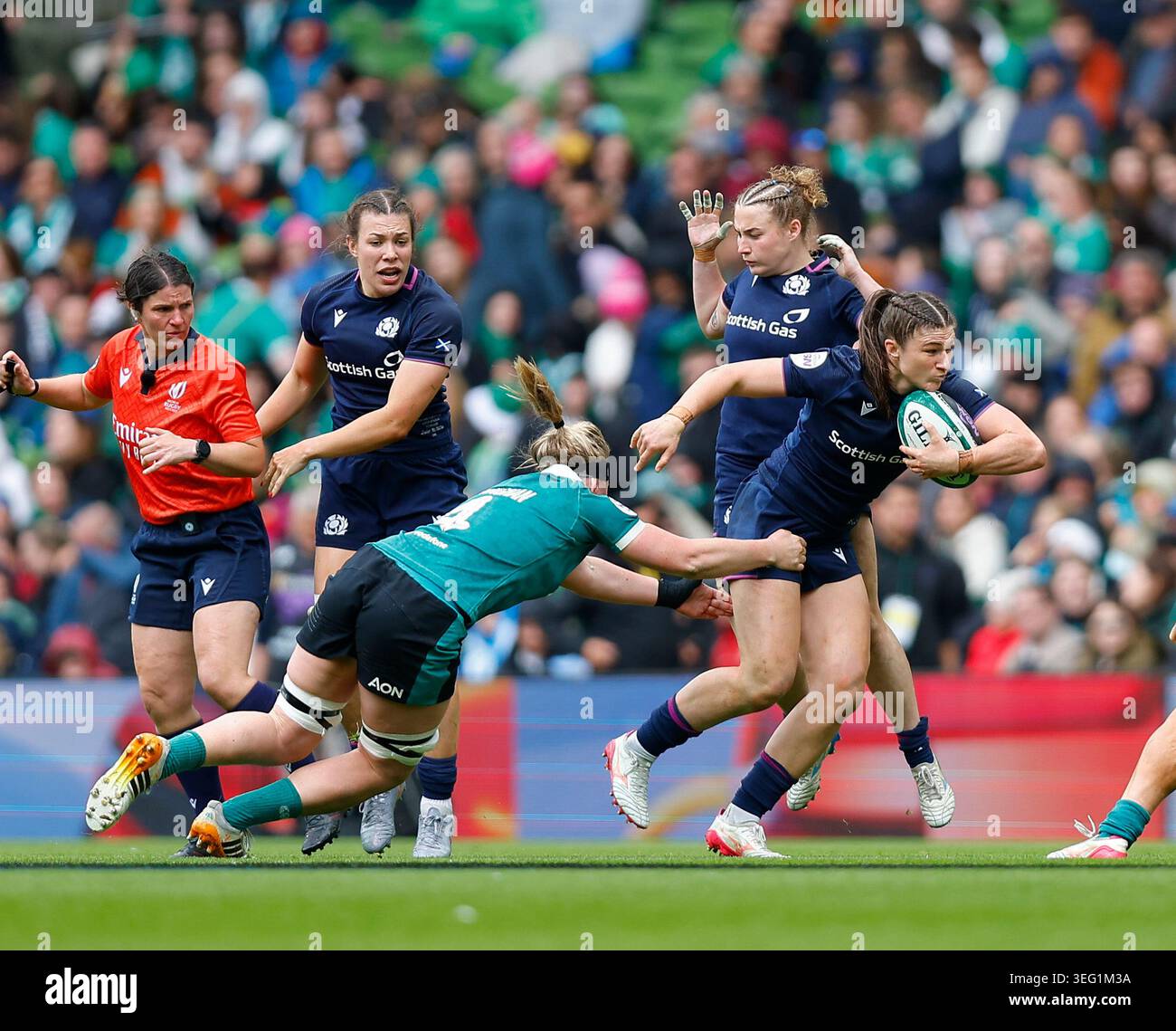 Aviva Stadium, Dublino, Irlanda. 17 maggio 2026. 2026 Womens Six Nations Rugby, Repubblica d'Irlanda contro Scozia; Helen Nelson (c) scozzese è affrontata da Sam Monaghan dell'Irlanda Credit: Action Plus Sports/Alamy Live News Foto Stock