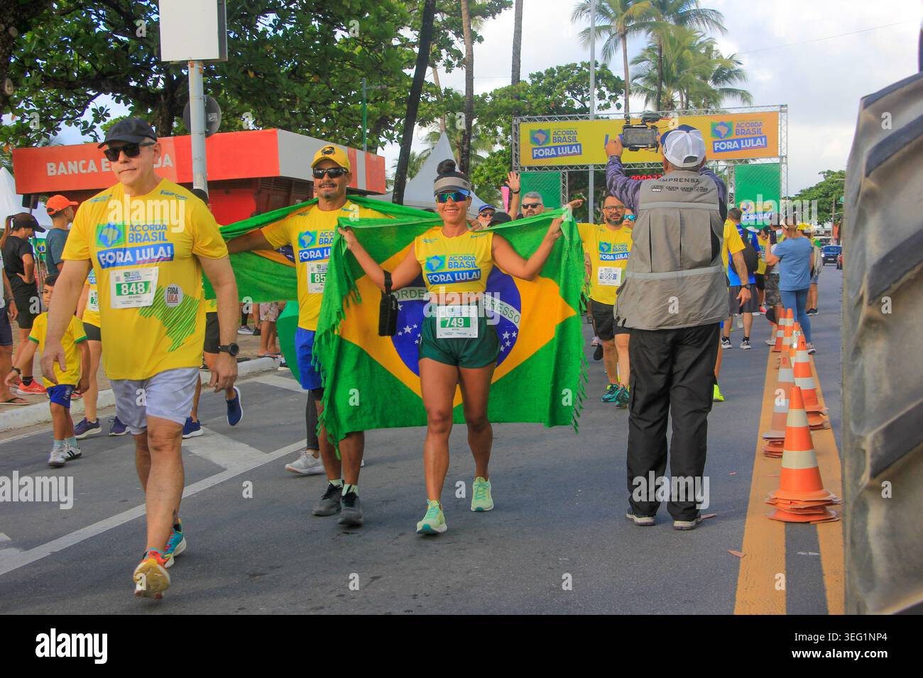 Maceió, AL - 17.05.2026: CORRIDA ACORDA BRASIL FORA LULA Maceió - la mattina di questa domenica (17) si è svolta l'Acorda Brasil - Fora Lula Race and Walk, evento ideato dal consigliere Leonardo Dias e dal vice delegato Fábio Costa, sulla passeggiata della spiaggia di Pajucara, con la presenza di Carlos Bolsonaro, Gilson Machado brasiliano (ex ministro del turismo), del consigliere Gilson Machado Gilson Machado Neto Alfredo, vice presidente della delegazione Alfredo Gaspar. (Foto: GUIDO JR./Fotoarena) Foto Stock