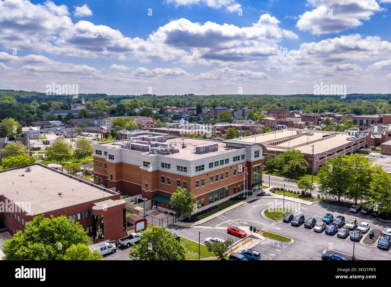 Una fotografia aerea del centro di Elkton, il capoluogo della contea di Cecil, Maryland, che mostra gli edifici civici della città, il governo Foto Stock