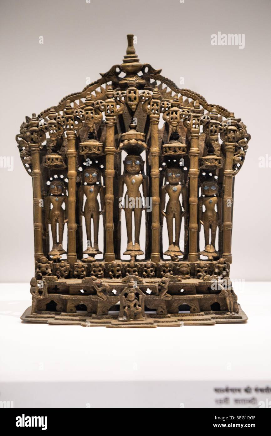 Panchatirthi di Parsvanatha. XV secolo d.C. Ottone. Gujarat. Altezza: 25,9 cm, larghezza: 20,9 cm, profondità: 10,5 cm. Questo oggetto è chiamato panchatirthi be Foto Stock