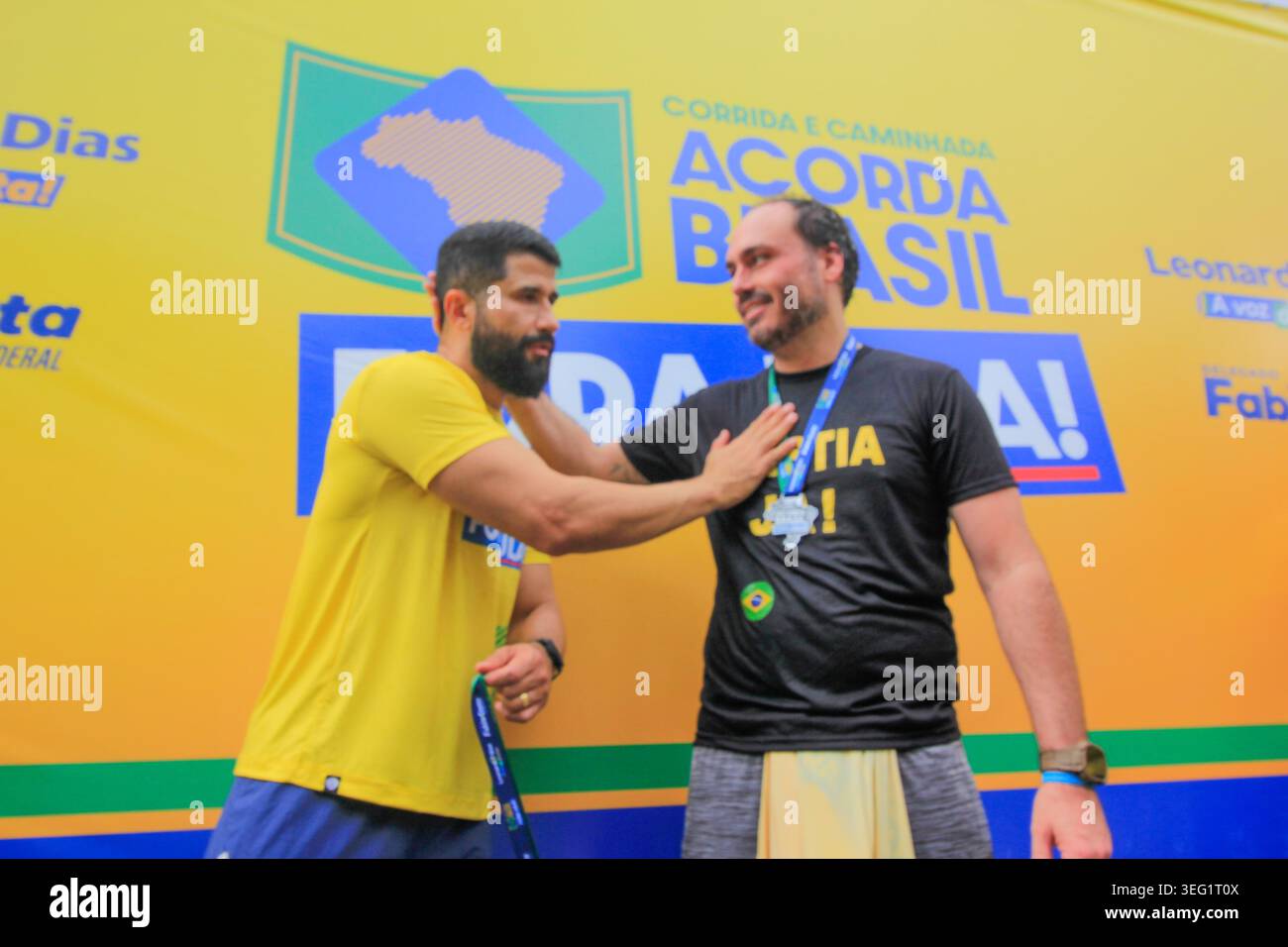 Maceió, AL - 17.05.2026: CORRIDA ACORDA BRASIL FORA LULA Maceió - la mattina di questa domenica (17) si è svolta l'Acorda Brasil - Fora Lula Race and Walk, evento ideato dal consigliere Leonardo Dias e dal vice delegato Fábio Costa, sulla passeggiata della spiaggia di Pajucara, con la presenza di Carlos Bolsonaro, Gilson Machado brasiliano (ex ministro del turismo), del consigliere Gilson Machado Gilson Machado Neto Alfredo, vice presidente della delegazione Alfredo Gaspar. (Foto: GUIDO JR./Fotoarena) Foto Stock