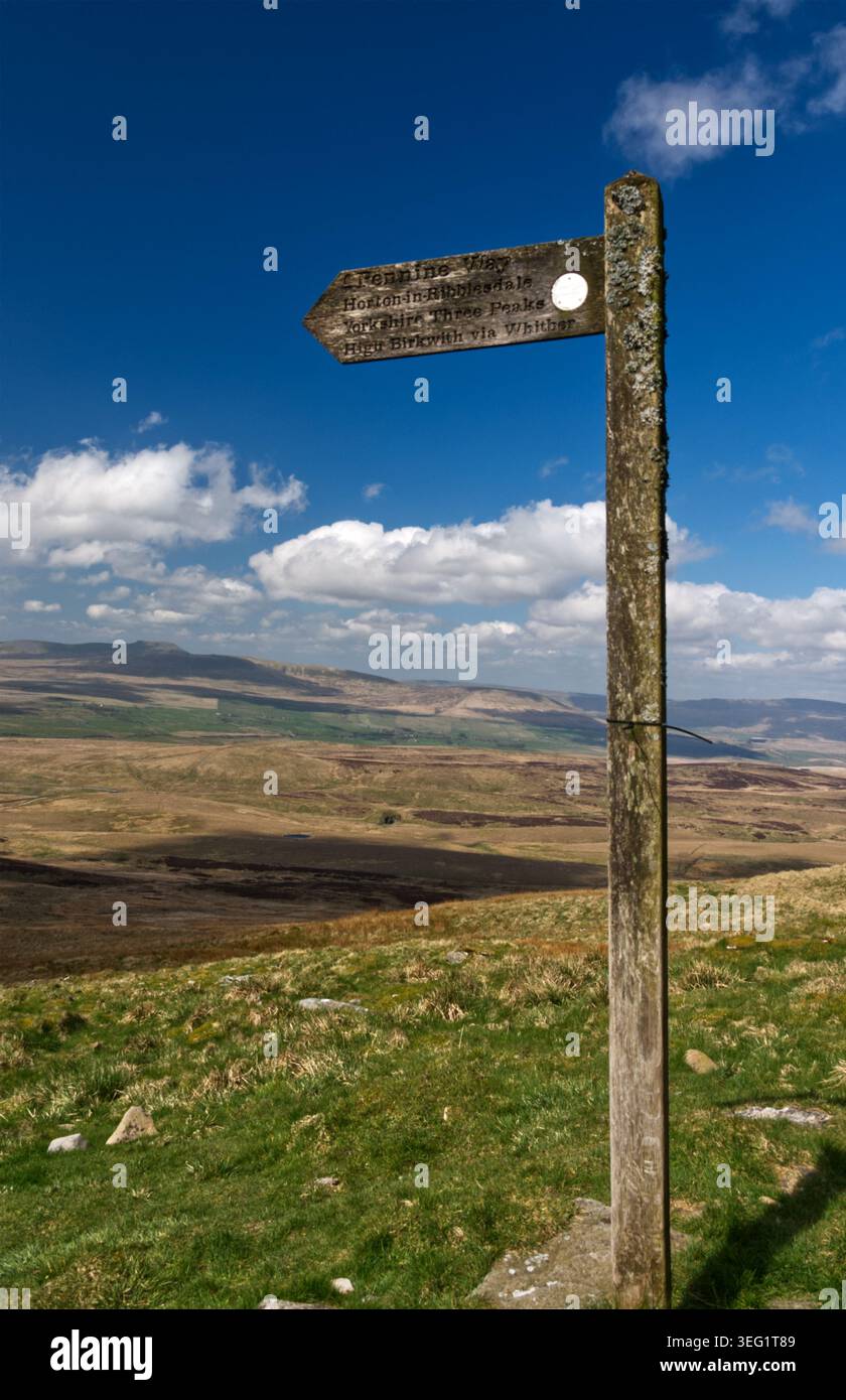Segui le indicazioni per la Pennine Way per Horton a Ribblesdale, nel North Yorkshire Dales Foto Stock
