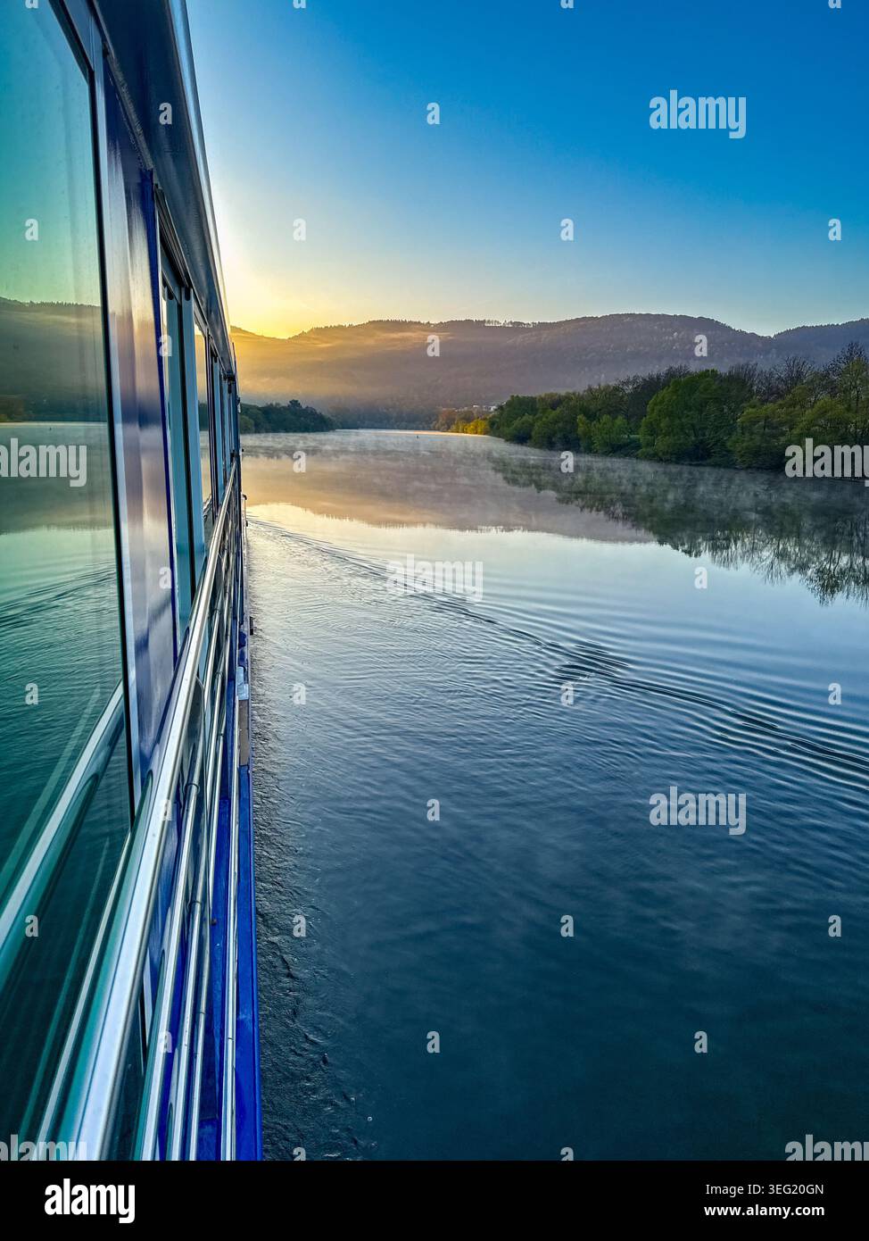 Vista panoramica navigando lungo il fiume Mosella all'alba con un riflesso nella finestra di una nave da crociera sul fiume Foto Stock