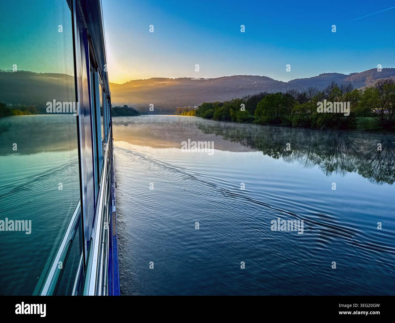 Vista panoramica navigando lungo il fiume Mosella all'alba con un riflesso nella finestra di una nave da crociera sul fiume Foto Stock