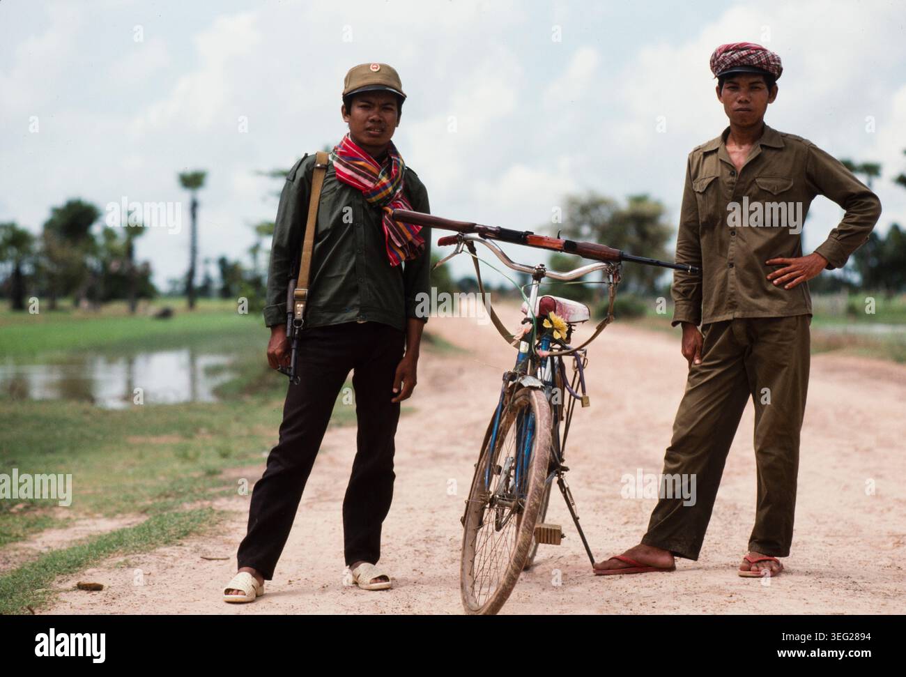 Membri della milizia khmer per la difesa civile rurale, provincia di Prey Veng. Foto Stock