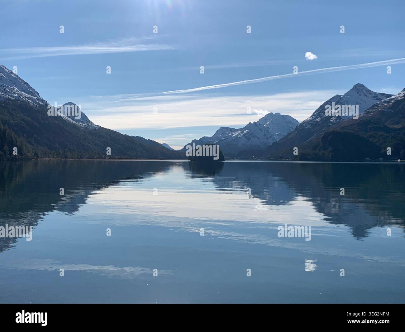 Vista delle montagne di ottobre vicino a Sils Maria con un lago alpino simile a uno specchio che riflette le cime circostanti delle Alpi svizzere. - Immagine stock catturata con smartphone