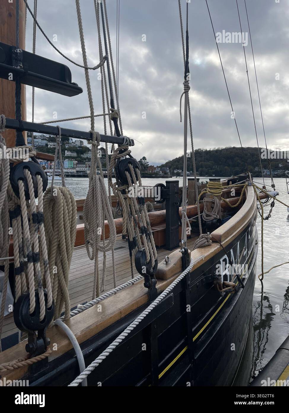 Dettagli ravvicinati di una barca a vela tradizionale a Dartmouth, in Inghilterra, con corde, attrezzature e artigianato marittimo classico. - Immagine stock catturata con smartphone