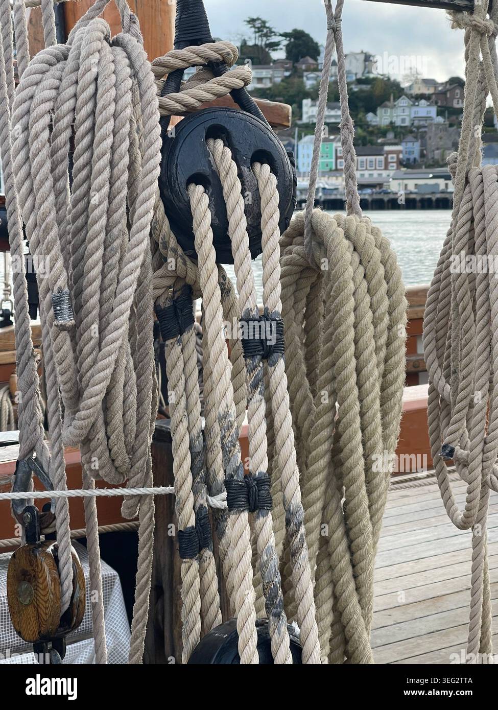 Dettagli ravvicinati di una barca a vela tradizionale a Dartmouth, in Inghilterra, con corde, attrezzature e artigianato marittimo classico. - Immagine stock catturata con smartphone