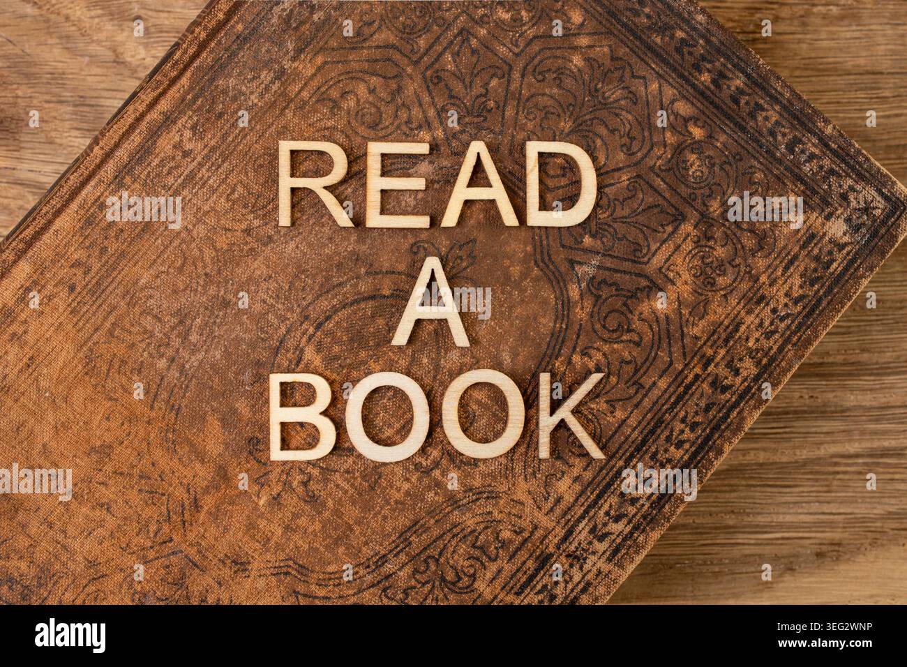 Leggi le parole di un libro scritte con lettere di legno su una copertina rigida vintage Foto Stock
