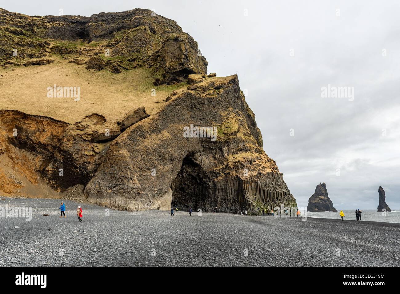 Reynisfjara, una meravigliosa spiaggia di sabbia nera che si trova vicino a Vik, sulla costa meridionale dell'Islanda, caratterizzata da colonne di basalto e da onde spettacolari Foto Stock