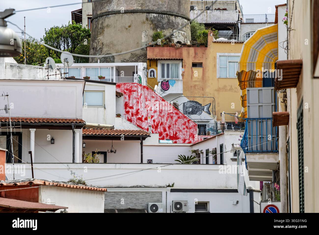 Coloratissimi graffiti astratti sulle pareti di vecchie case nel centro di Forio, Ischia, Italia il 30 aprile 2026 Foto Stock