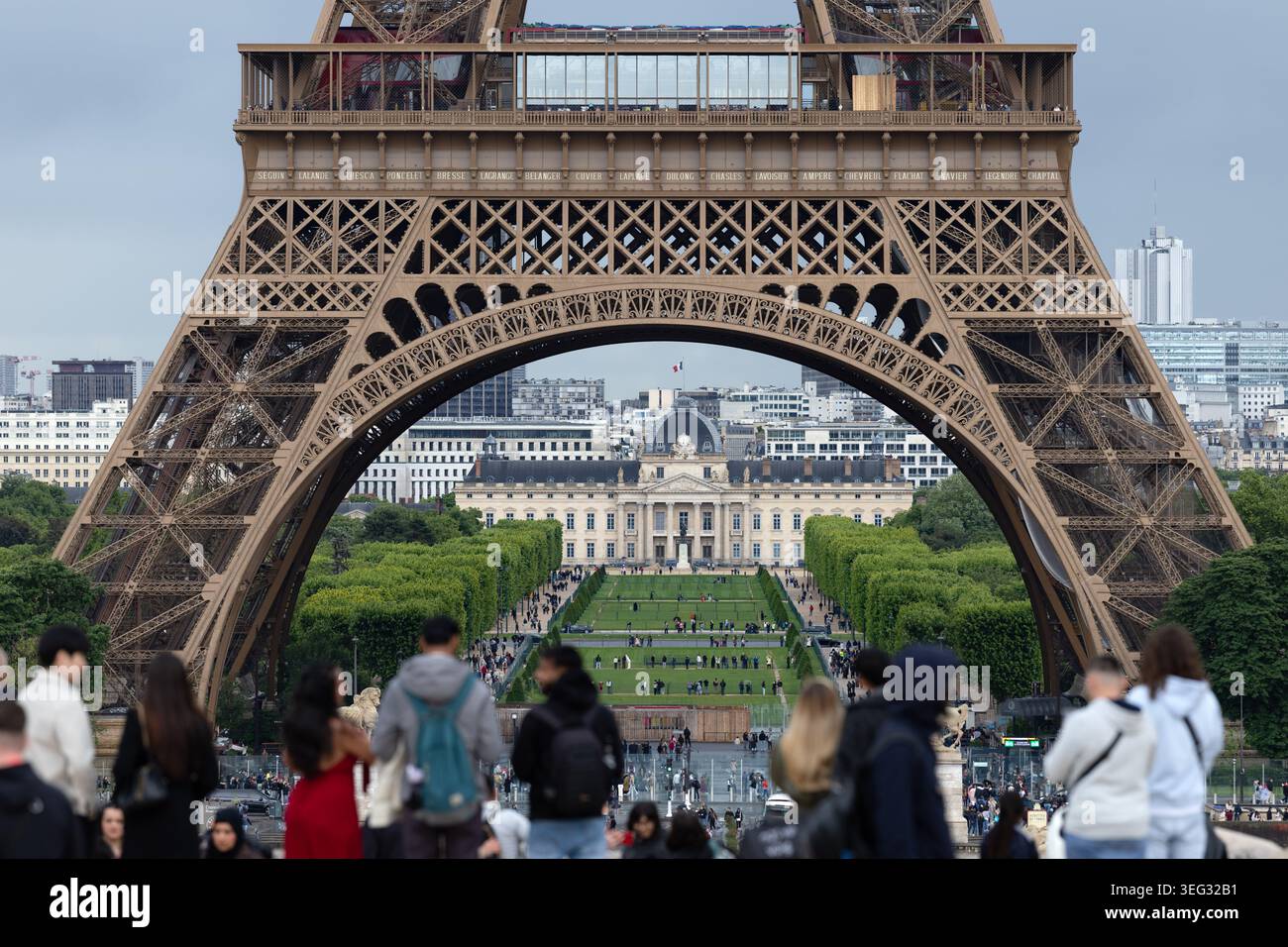 Torre Eiffel, Champ de Mars e École Militaire visti dal Trocadéro di Parigi, Francia. Foto Stock