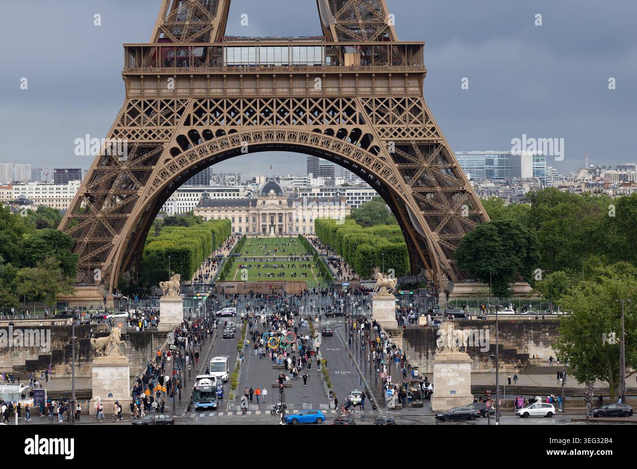 Torre Eiffel, Champ de Mars e École Militaire visti dal Trocadéro di Parigi, Francia. Foto Stock