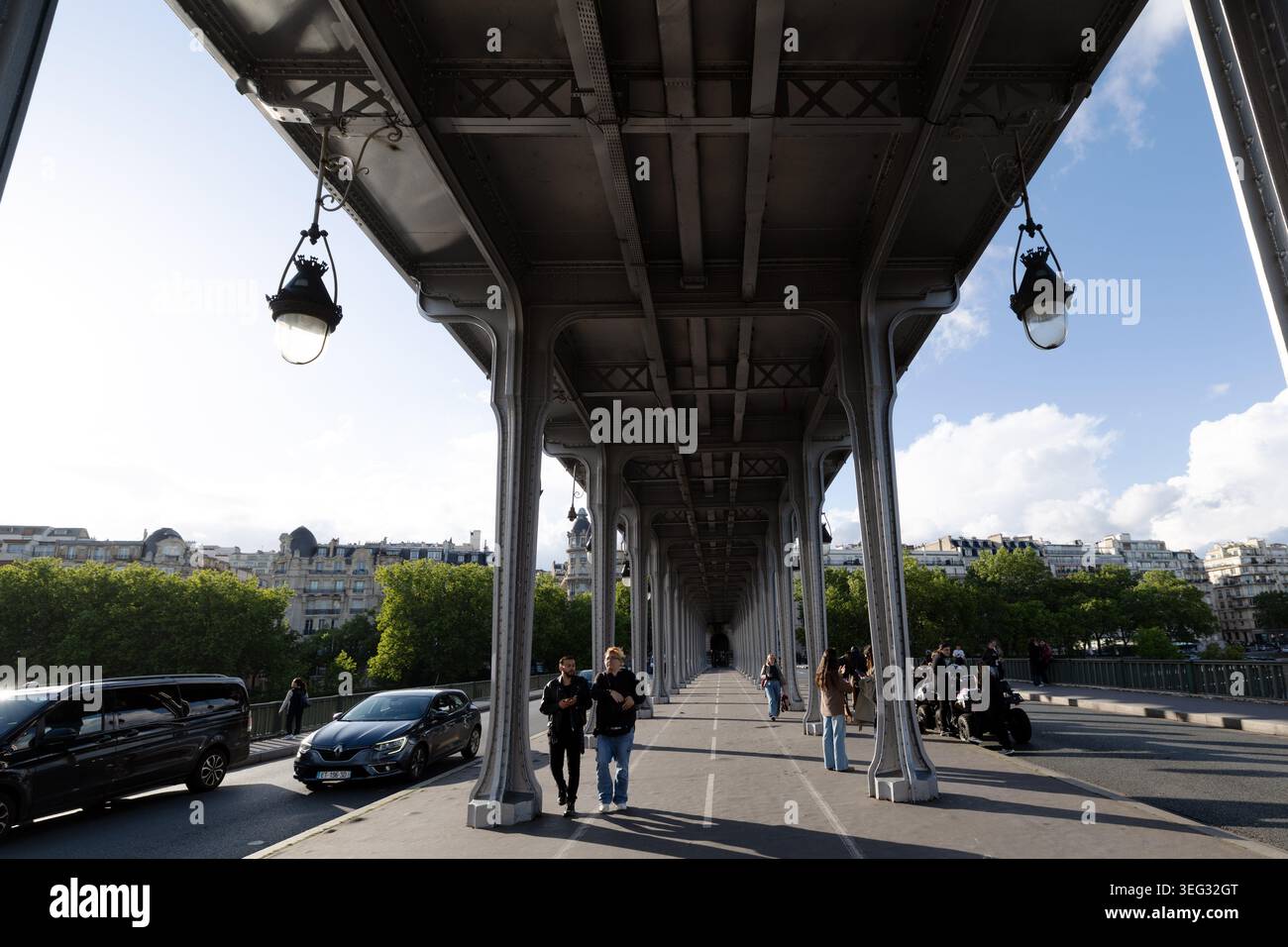 Pedoni e traffico sul Pont de Bir-Hakeim sopra la Senna a Parigi, Francia. Foto Stock