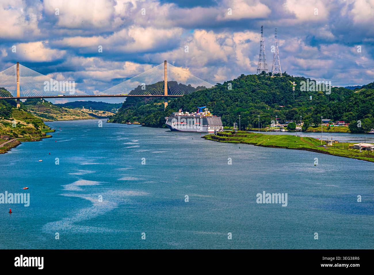 Panama Canal Transit, Panama - 16 ottobre 2025: Una nave da crociera lascia Pedro Miguel Locks, che fa parte del vecchio sistema di chiuse. Foto Stock