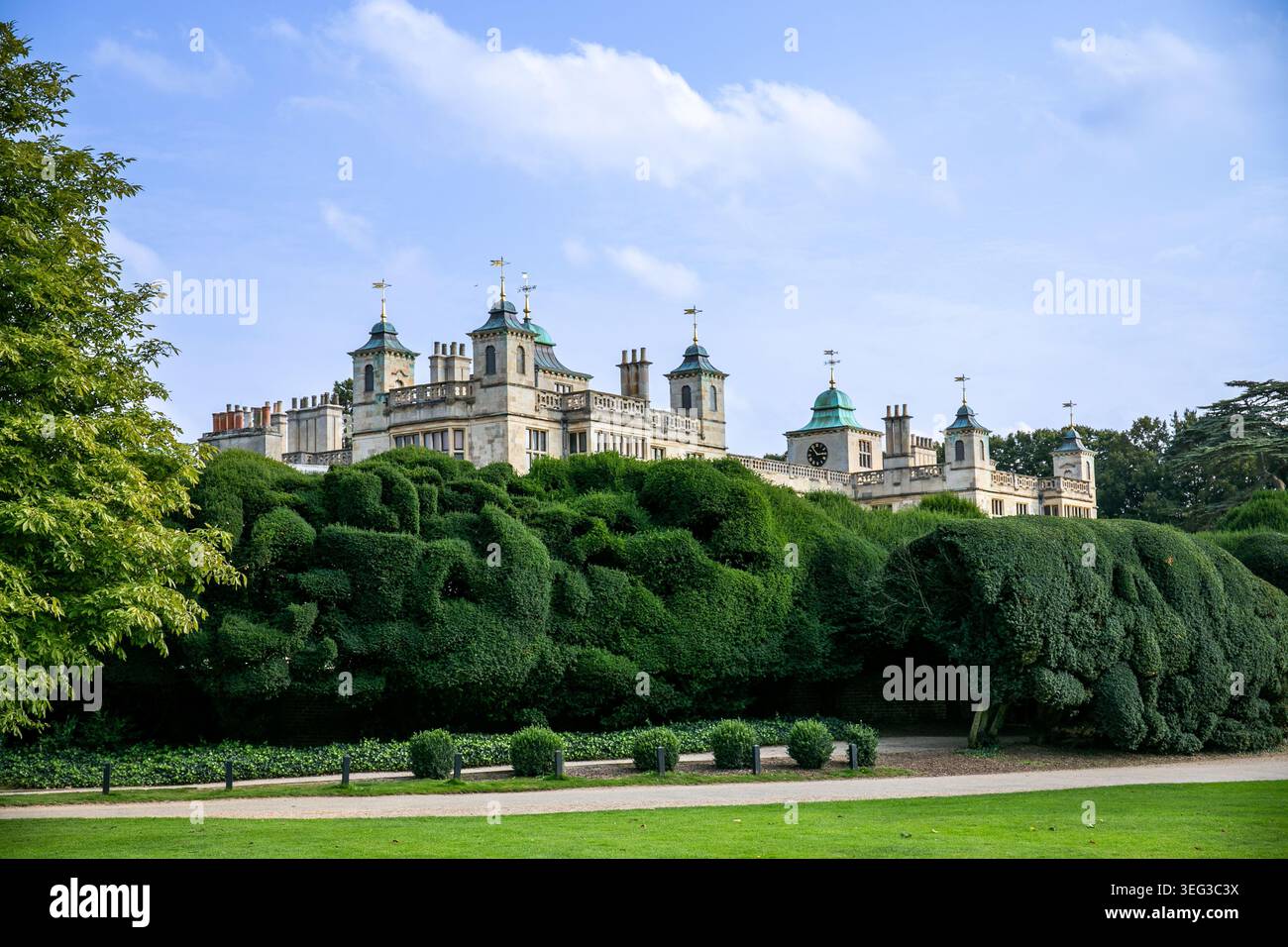 Vista esterna dell'Audley End House, grande tenuta di campagna in stile giacobino del XVII secolo nell'Essex. Originariamente costruito per Thomas Howard, i conte di Suffolk Foto Stock
