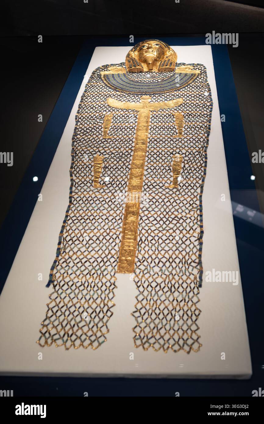 Copertura a rete con perline di mummia in faience blu e oro con maschera dorata e elemento pettorale alato, antico equipaggiamento funerario egiziano, Grand Egyptian Mus Foto Stock
